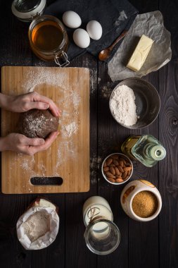 Malzemeler arasında pişirme için hamur yoğurma, yukarıdan görünümü