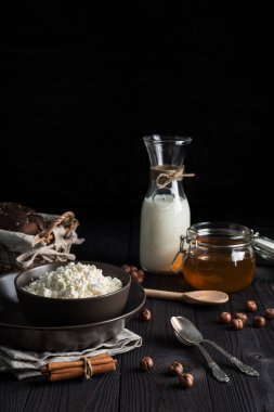 koyu ahşap arka plan üzerinde kahverengi bir kapta süzme peynir