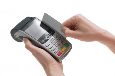 beyaz bir arka plan üzerinde izole kadın ellerde pos terminali ile swiping banka kartı