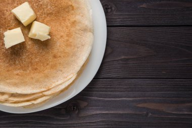 Ahşap arka plan üzerine tereyağı ile Pancakes