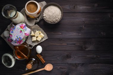 ahşap bir arka plan üzerinde krep pişirme için malzemeler