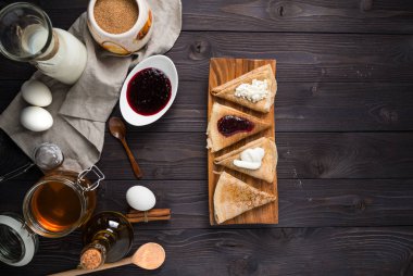 ahşap bir arka plan üzerinde krep pişirme için malzemeler