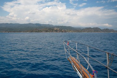 Denizde yelken tekne yay