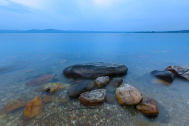 dokulu ön plan ile su manzara