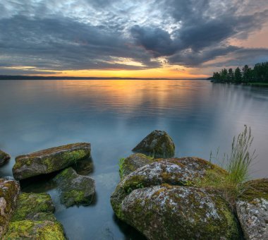 dokulu ön plan ile su manzara