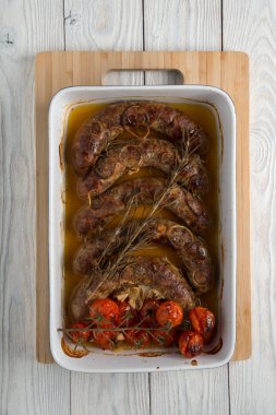 bir ahşap arka plan üzerinde pişmiş ev yapımı sosis