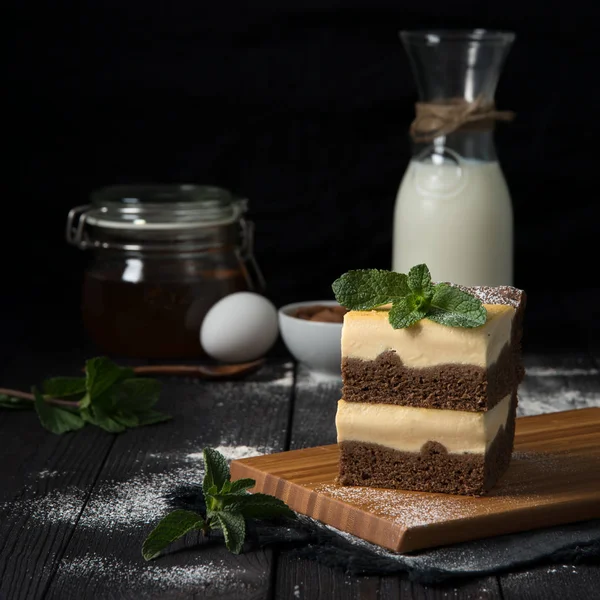 Шоколадный чизкейк с ванильной начинкой на темном фоне — стоковое фото