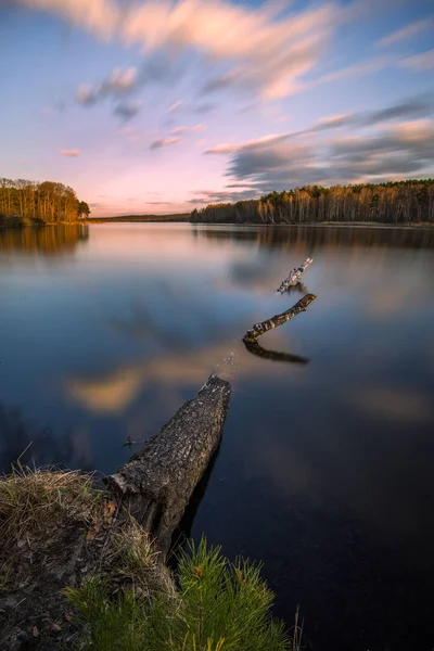 Pôr-do-sol de longa exposição no lago — Fotografia de Stock