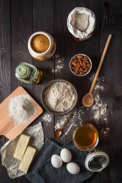 Ingredientes para assar em um fundo de madeira vista superior — Fotografia de Stock