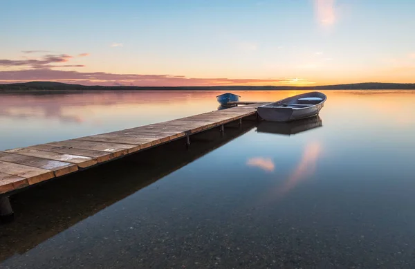 Båtar vid bryggan på sjön — Stockfoto