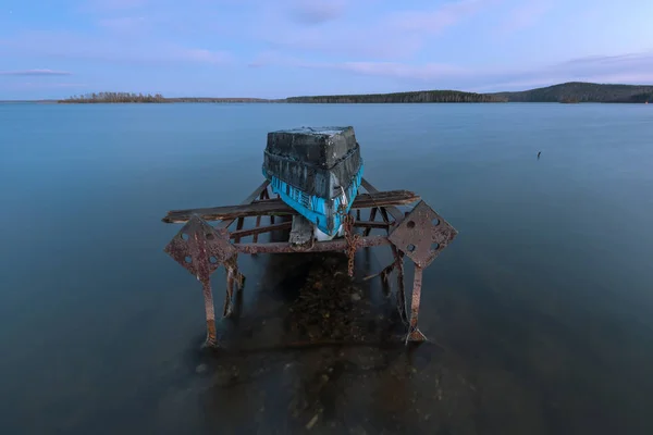 Gammal båt på rostig järnram — Stockfoto