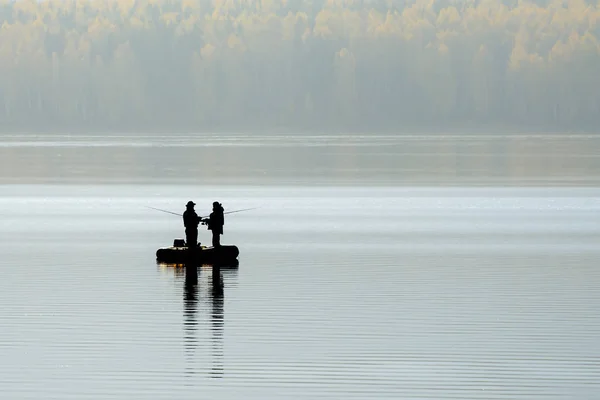 Silhuett av två fiskare i en båt — Stockfoto