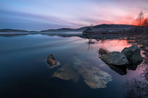 Красивый закат на озере с текстурой переднего плана — стоковое фото