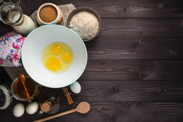 Ingredientes para assar panquecas em um fundo de madeira — Fotografia de Stock