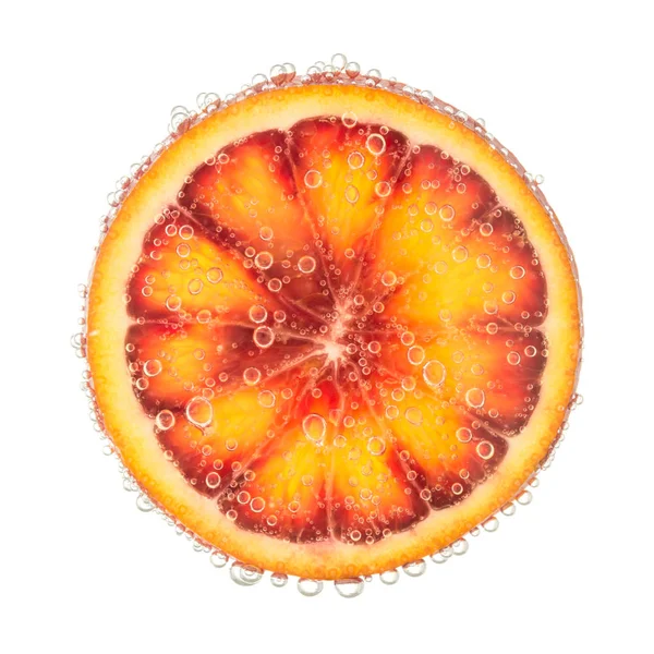 Rebanada de naranja roja con burbujas sobre un fondo blanco — Foto de Stock