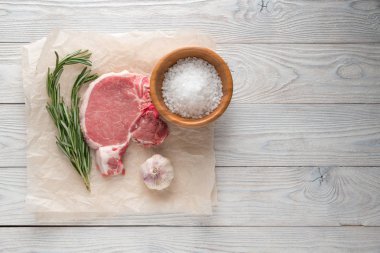 Izgara veya pişirme için baharat ile Çiğ domuz pirzolası