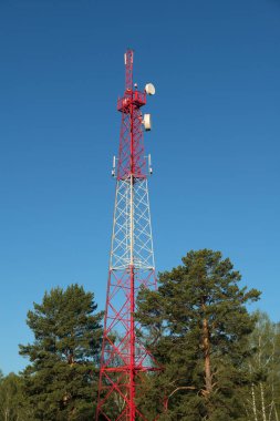mavi gökyüzü nün arka planı üzerinde hücresel kule