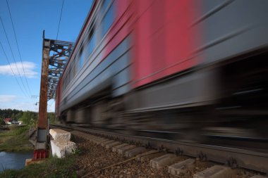 Yük treni hareket halinde.