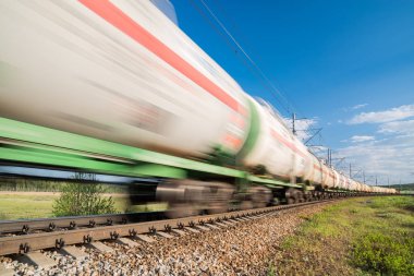 Yük treni hareket halinde.