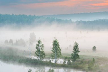 Misty dawn Nehri üzerinde