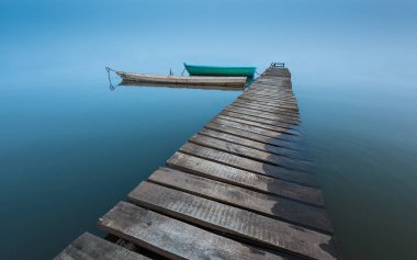 eski ahşap iskele ve ahşap tekneler ile meditative manzara
