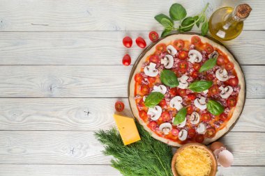 pizza ve malzemeler pişirme için taş üzerinde pizza