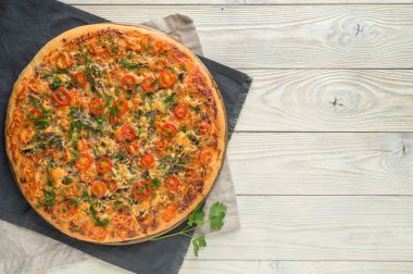 ahşap bir arka plan üst görünümünde pişmiş pizza