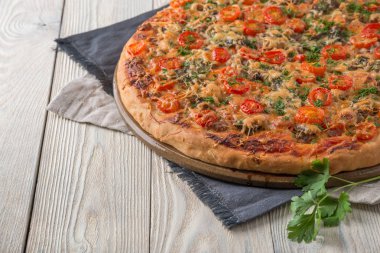 ahşap bir arka plan üzerinde pişmiş pizza