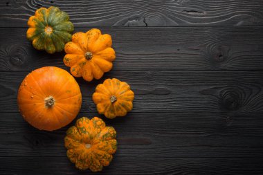 Ahşap bir arka plan üzerinde kabak kompozisyonu