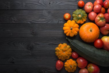 Ahşap bir arka plan üzerinde kabak kabak ve domates Kompozisyon