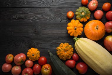 Ahşap bir arka plan üzerinde kabak kabak ve domates Kompozisyon