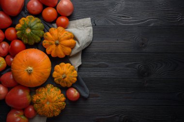 Ahşap bir arka plan üzerinde kabak ve domates kompozisyonu
