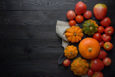 Ahşap bir arka plan üzerinde kabak ve domates kompozisyonu