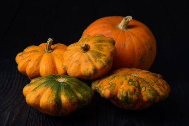 Ahşap bir arka plan üzerinde kabak kompozisyonu