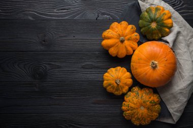 Ahşap bir arka plan üzerinde kabak kompozisyonu