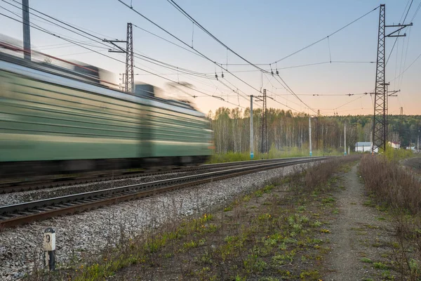 Yüksek hızda hareket eden tren — Stok fotoğraf