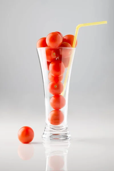 Tomates cerises dans un verre — Photo