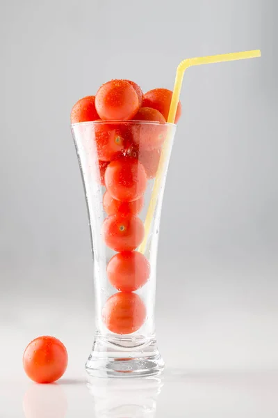 Tomat ceri dalam gelas — Stok Foto