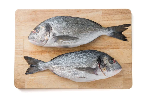 Pesce su tavola di legno isolato su fondo bianco — Foto Stock