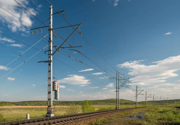 Demiryolu ve perspektif içinde elektrik telleri — Stok fotoğraf