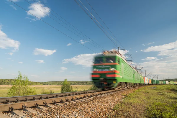 Yük treni hareket halinde. — Stok fotoğraf