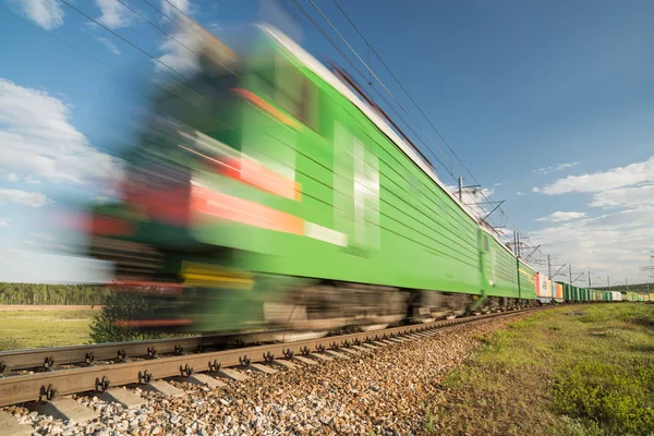 Yük treni hareket halinde. — Stok fotoğraf