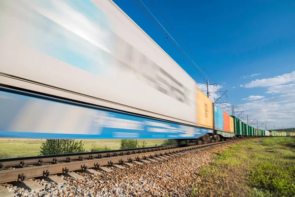 Yük treni hareket halinde. — Stok fotoğraf