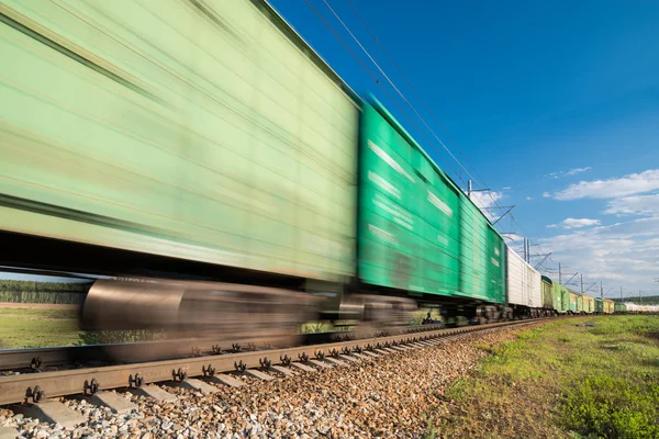 Yük treni hareket halinde. — Stok fotoğraf