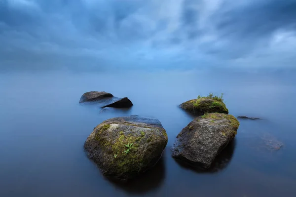 Paisagem meditativa com pedras de textura em primeiro plano — Fotografia de Stock