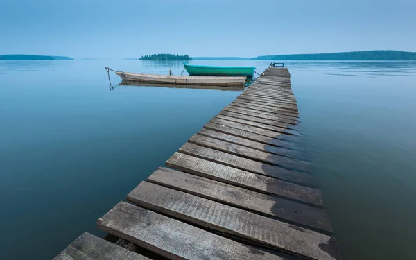 Meditativt landskap med gamla träpir och träbåtar — Stockfoto