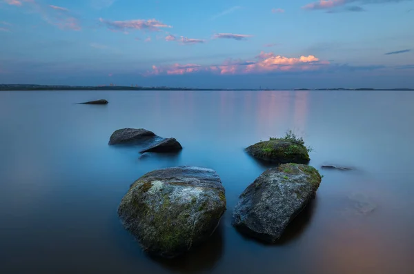 Meditativt landskap med textur stenar i förgrunden — Stockfoto