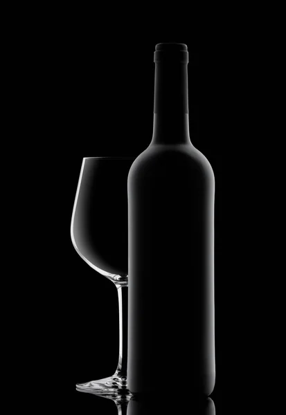 Silhueta de uma garrafa com vinho em um fundo preto — Fotografia de Stock