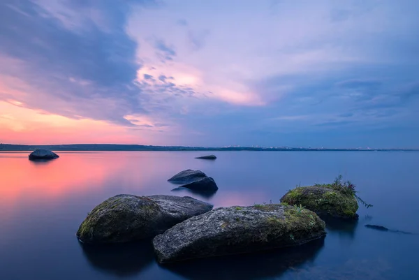 Meditativt landskap med strukturerad förgrund, lång exponering — Stockfoto