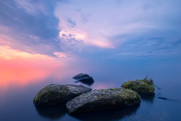 Meditativt landskap med strukturerad förgrund, lång exponering — Stockfoto